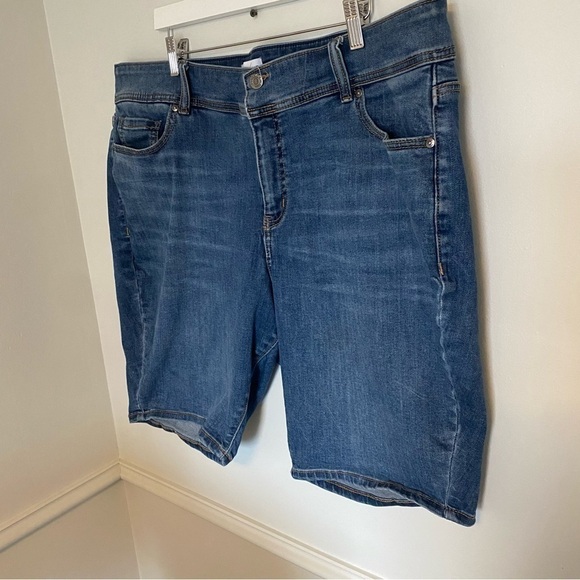 LANE Bryant High Rise Medium Wash Jean Short Sz 20 - Picture 4 of 9